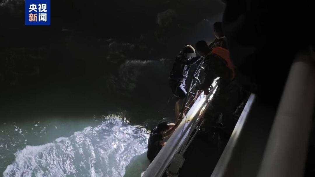 海南东方海域一艘货船倾覆致6人落水，目前4人获救