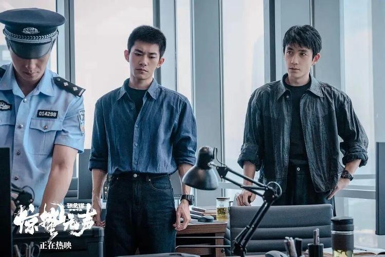 《惊蛰无声》破5亿!央视新闻专访主创团队,揭秘硬核幕后